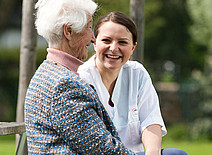 Bild einer Auszubildenden in der Altenpflege und einer Bewohnerin